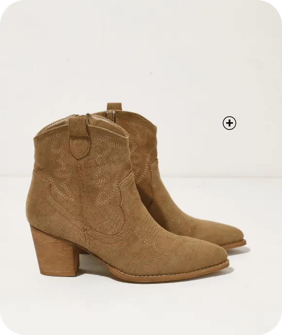 Boots style western – des chaussures tendances et confortables, parfaites pour moderniser une robe à 50 ans avec une touche actuelle