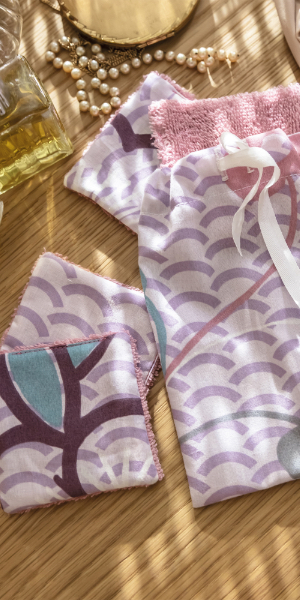 Carré coton démaquillant lavable violet avec pochette pas cher - Blancheporte - Collection upcycling