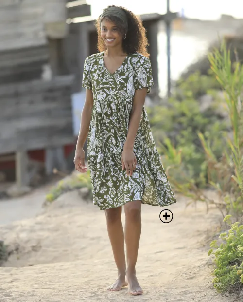 Robe courte en crépon imprimé avec col V, idéale pour mettre en valeur la poitrine et affiner la silhouette – quelle robe porter quand on est une femme ronde | Blancheporte