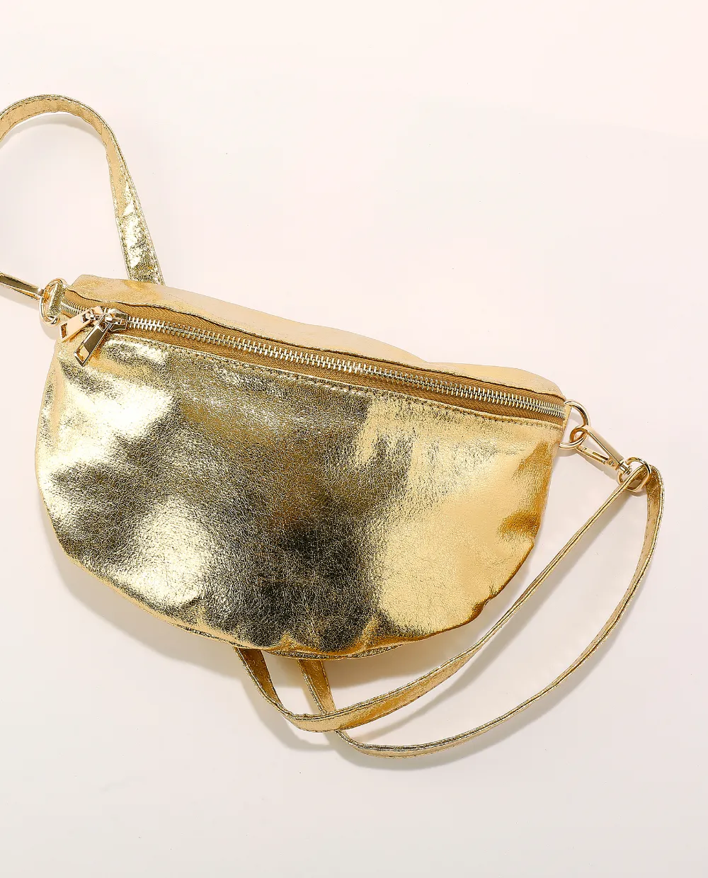 Sac banane irisé, accessoire pratique et tendance pour moderniser un look après 50 ans – quel style vestimentaire après 50 ans | Blancheporte