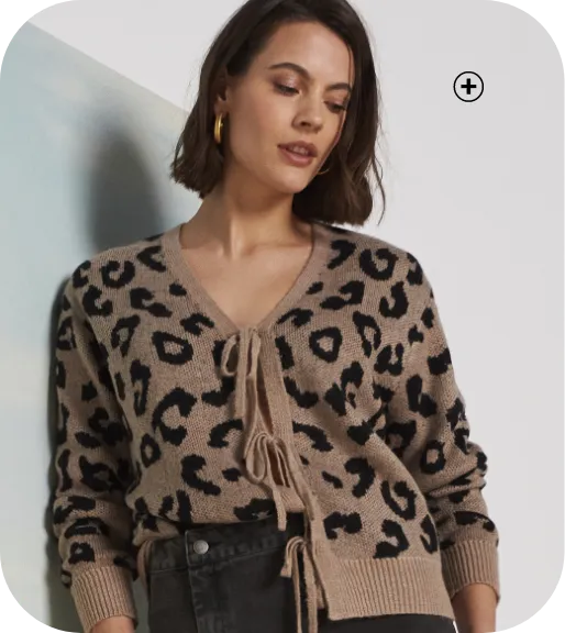 Gilet en maille jacquard motif léopard à nouettes, dans les nuances sauvages et audacieuses de l’automne hiver 2025 | Blancheporte