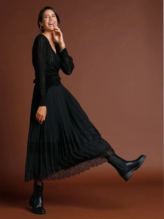 Découvrez tous nos derniers modèles de jupe femme Blancheporte : courte, mi-longues, plissées, en satin...