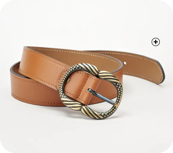 Ceinture à boucle dorée – l’accessoire chic qui structure la silhouette et met en valeur les robes féminines après 50 ans