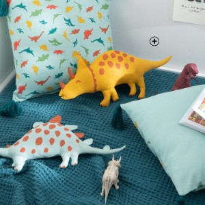 Coussin garni décoration enfant dinosaure tricératops jaune pas cher | Blancheporte