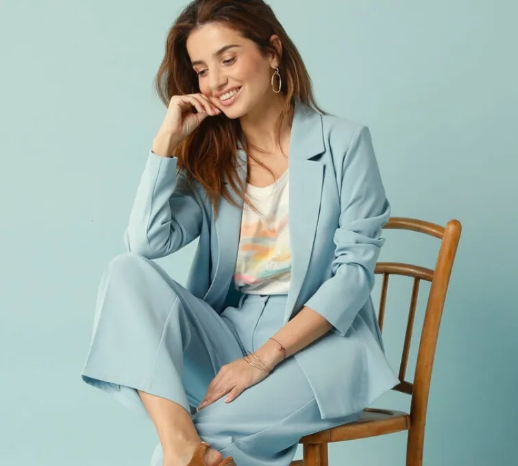 Comment porter le pantalon de tailleur de façon décontractée ?