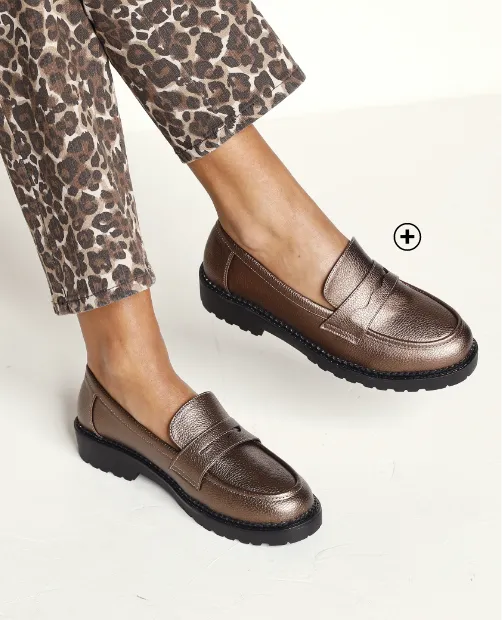 Mocassins métallisés – modèle lumineux et tendance, parfait pour sublimer une robe sobre ou une robe chemisier élégante