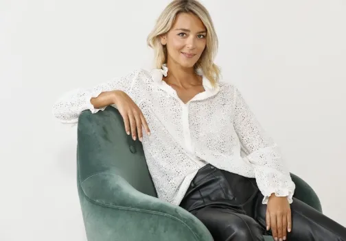 Une sélection de chemisiers femme et chemises homme Blancheporte à découvrir sans tarder