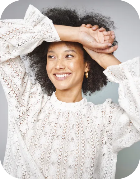 Blouse unie col victorien ornée de dentelle, élégance romantique dans les nuances raffinées de l’automne hiver 2025 | Blancheporte