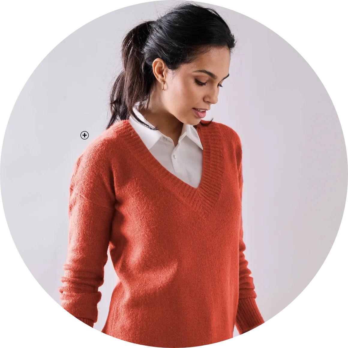 Pull tunique col V porté sur une chemise à col classique, pour une allure élégante et féminine idéale au bureau – Blog Blancheporte