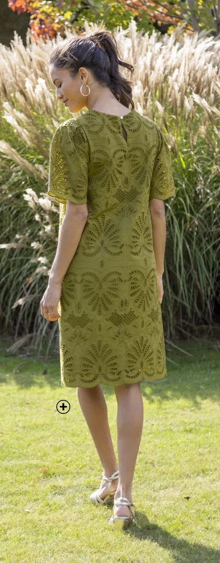 Robe courte en broderie anglaise parfaite pour une cérémonie estivale avec ses manches papillon finement travaillées | Blancheporte