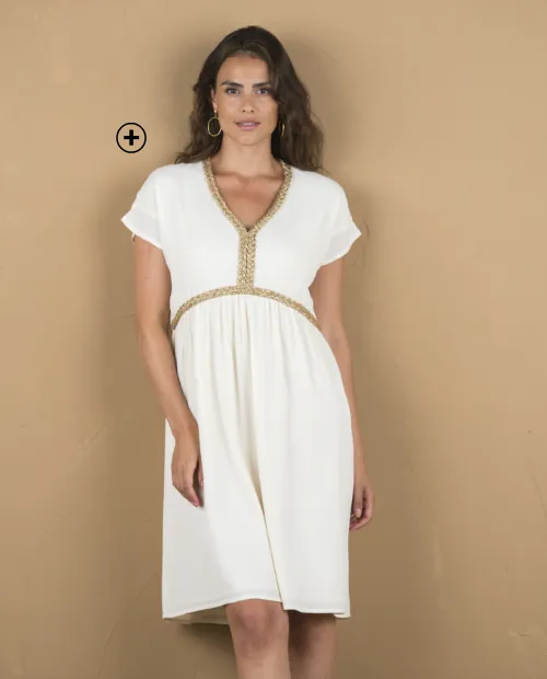 Robe courte col V en crépon, avec détails dorés tressés, élégante et flatteuse pour les femmes aux formes généreuses – quelle robe porter quand on est une femme ronde | Blancheporte