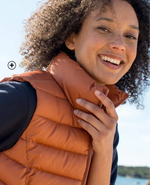 Doudoune sans manches déperlante à col montant, idéale pour structurer le haut du corps et valoriser les bras – Blog Blancheporte