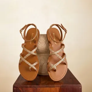 Sandales plates tressées cuir doré, style spartiate, bride cheville - Blog Blancheporte
