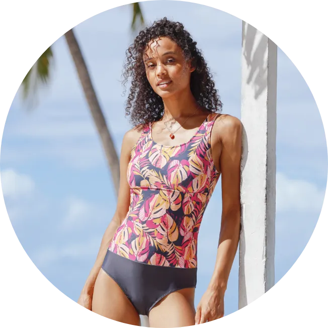 Haut de tankini blousant post-opératoire Abella avec nouette, adapté pour bien choisir sa taille et sa forme de maillot de bain | Blancheporte