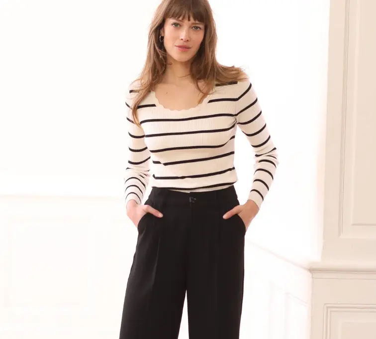 Comment porter un pantalon de tailleur noir femme ?