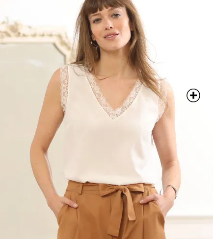 Caraco col V en dentelle – une touche romantique à associer pour découvrir comment porter le pantalon large avec féminité