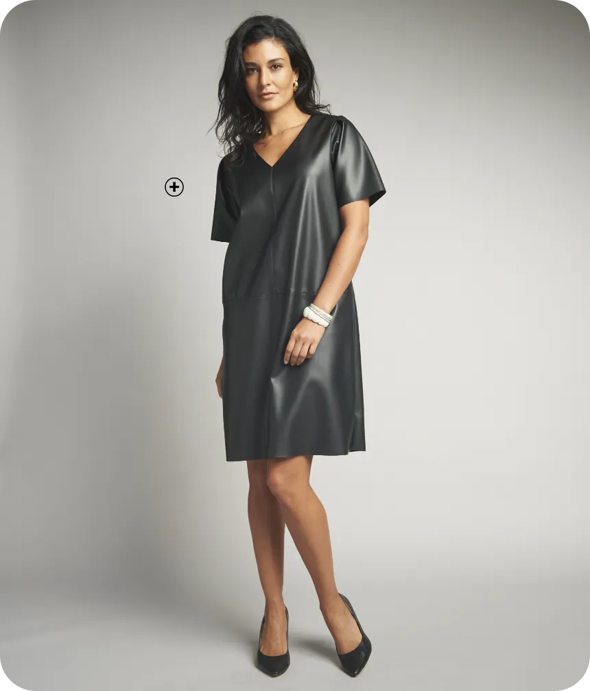 Robe trapèze courte en aspect cuir – une pièce moderne et audacieuse, parfaite pour affirmer son style à 50 ans avec des boots ou des escarpins