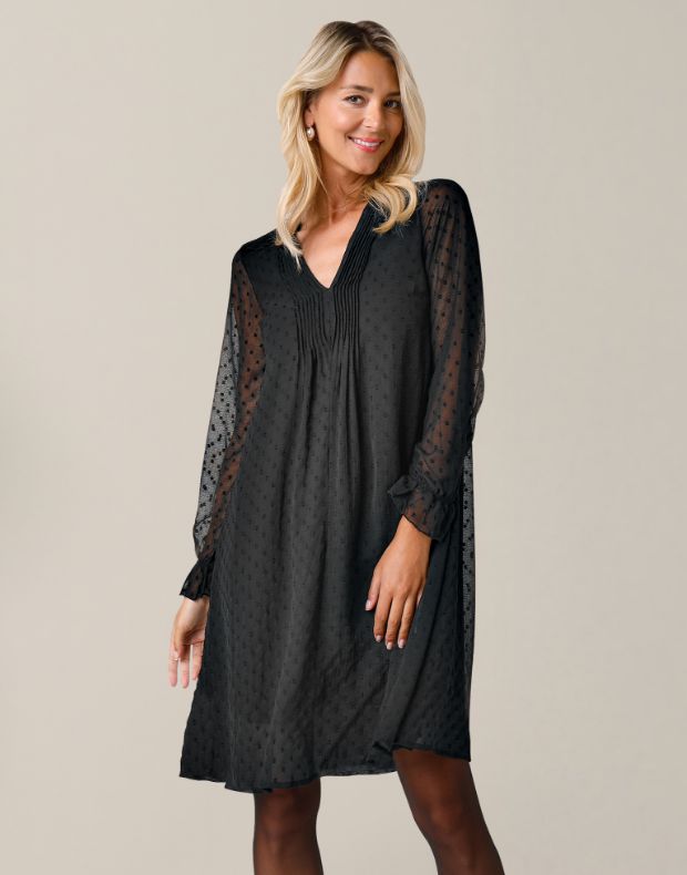 Robe unie à plis, voile plumetis