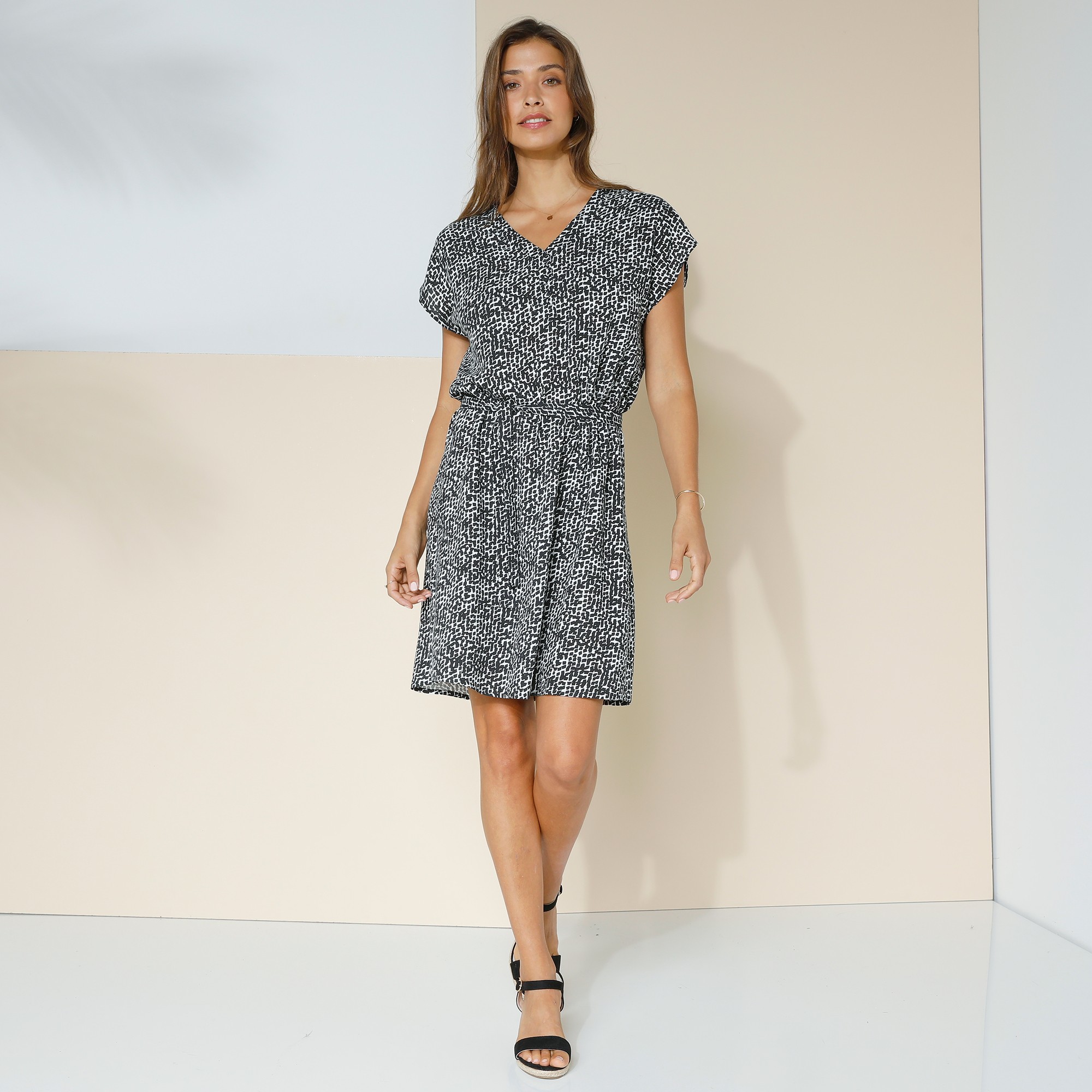 Blanche porte clearance robes femme courte