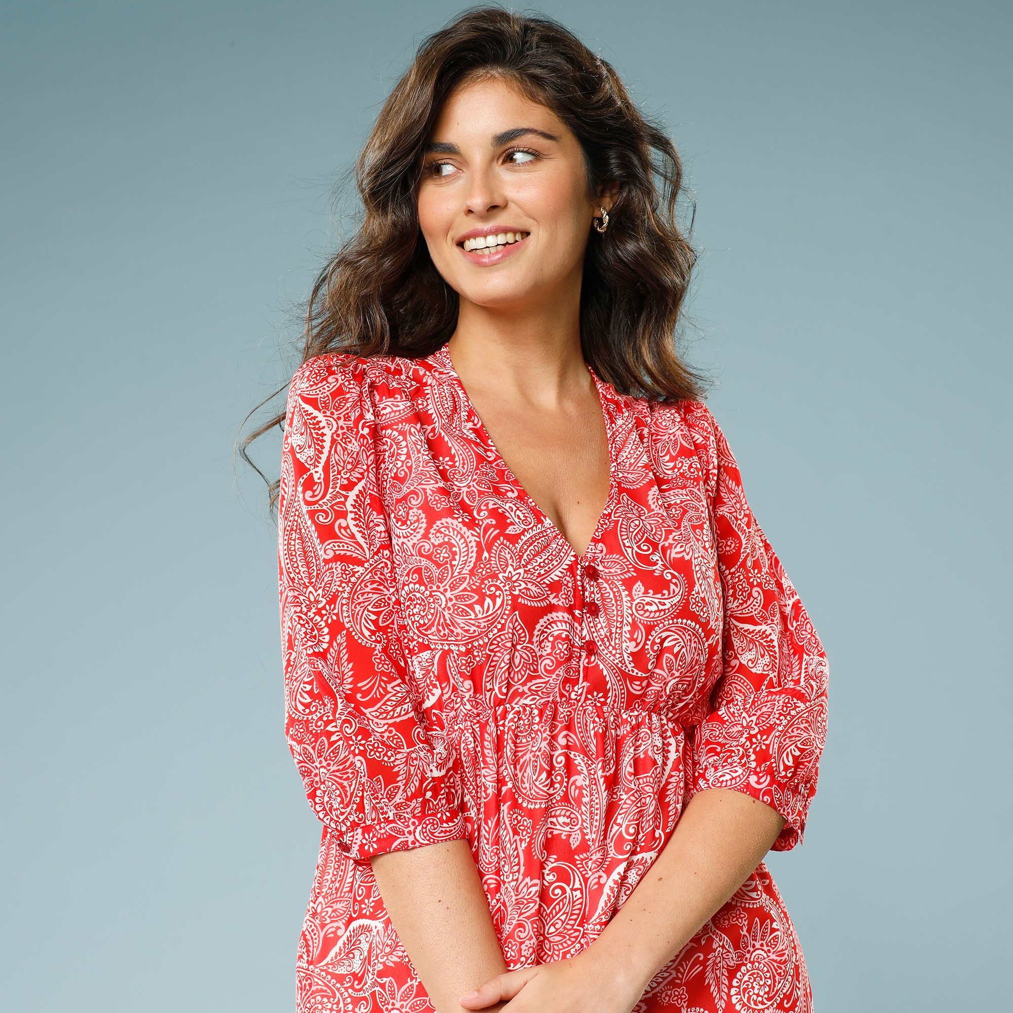 Robe rouge hotsell blanche porte