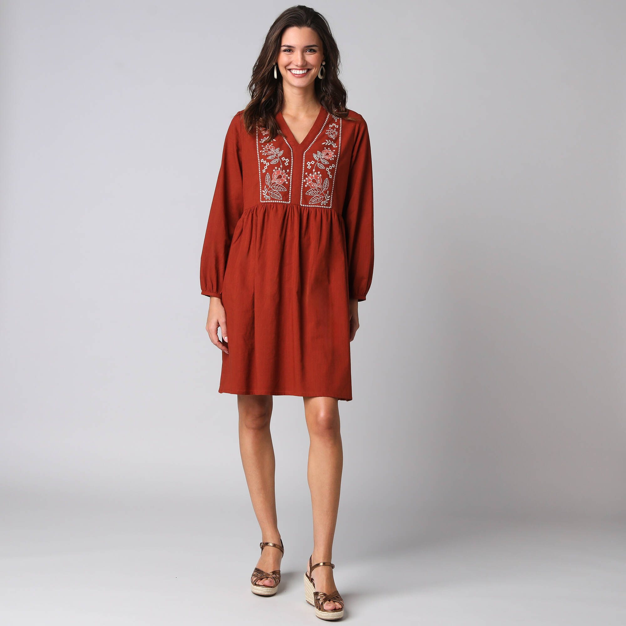 Robe courte brodée unie en coton - Blancheporte