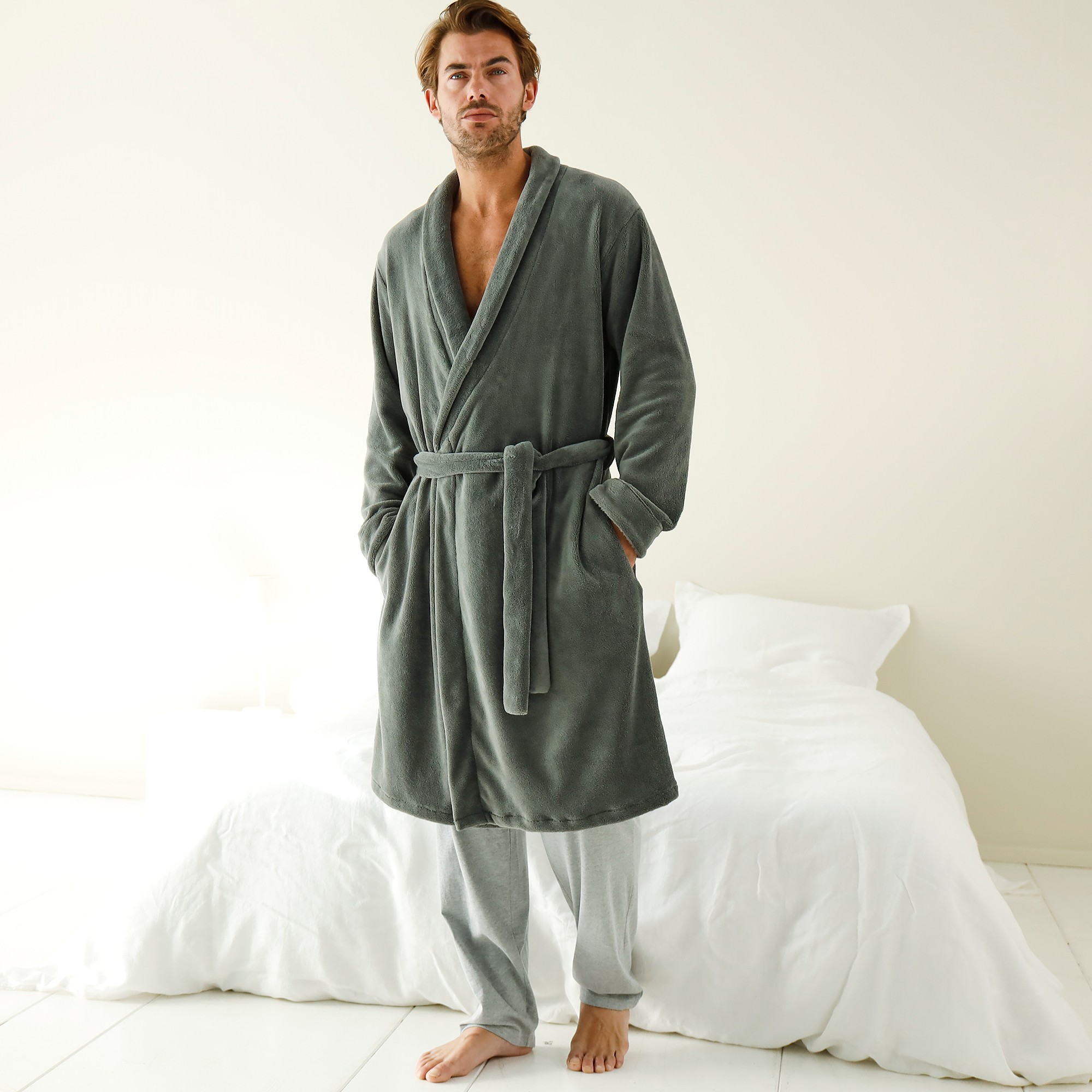 Blanche porte robe de chambre sale