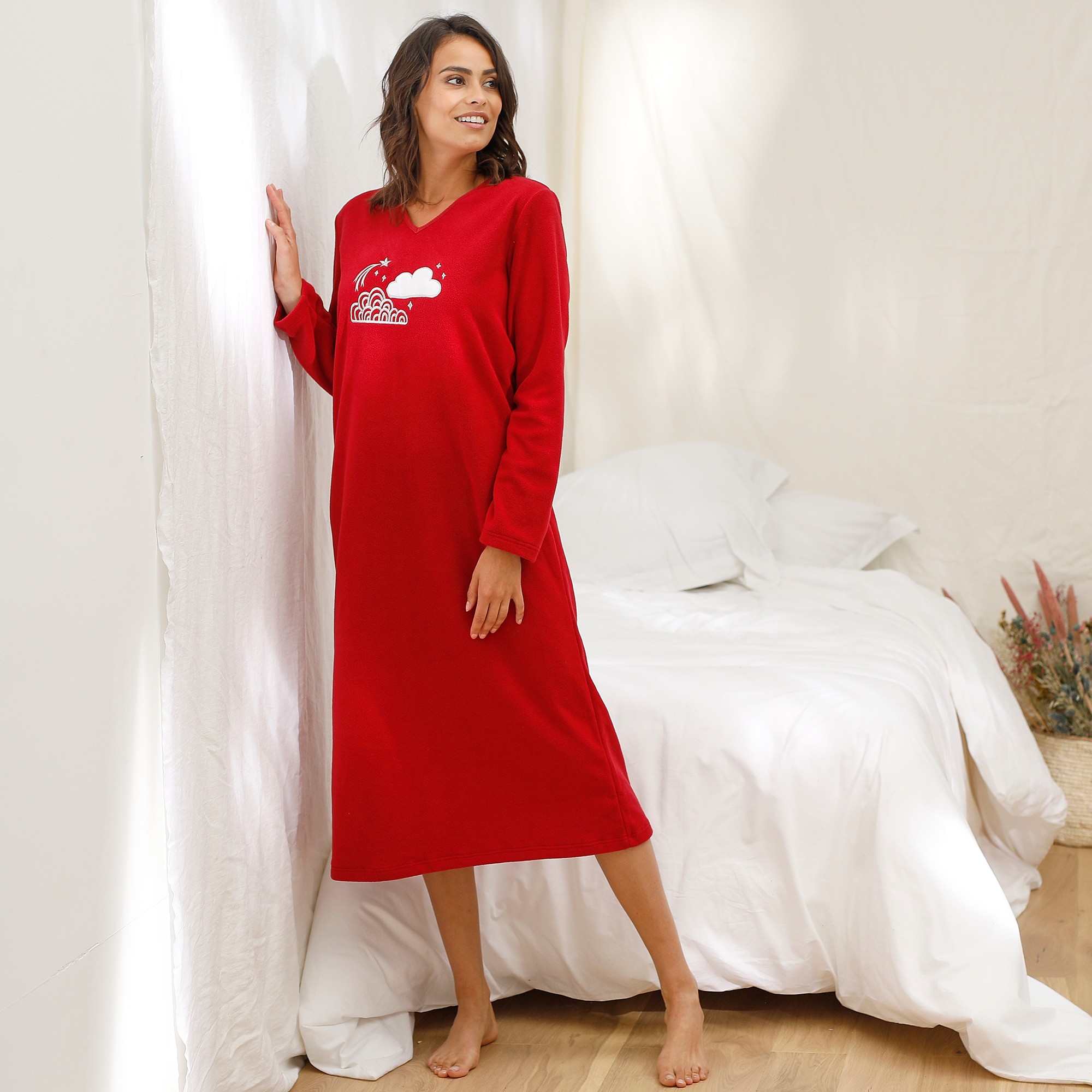 Chemise de nuit longue nuages en micro polaire bordeaux
