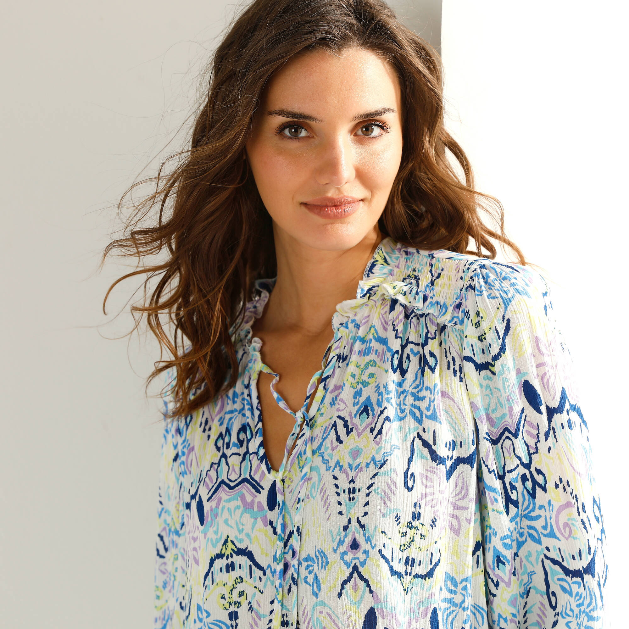 Blouse smockée col volanté, voile imprimée - Blancheporte