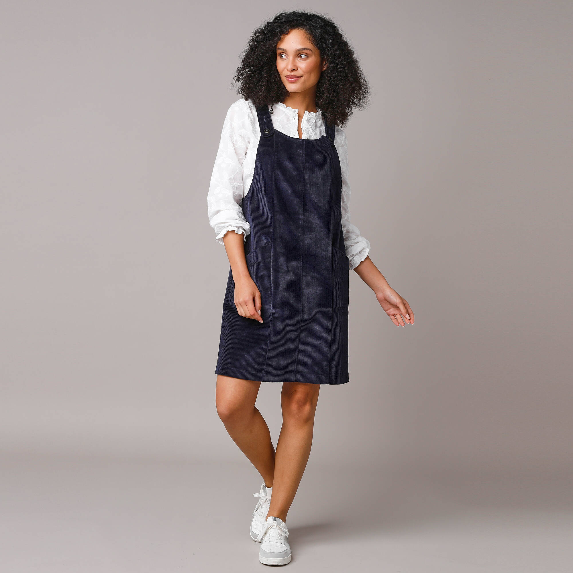 Blanche porte robe chasuble hotsell