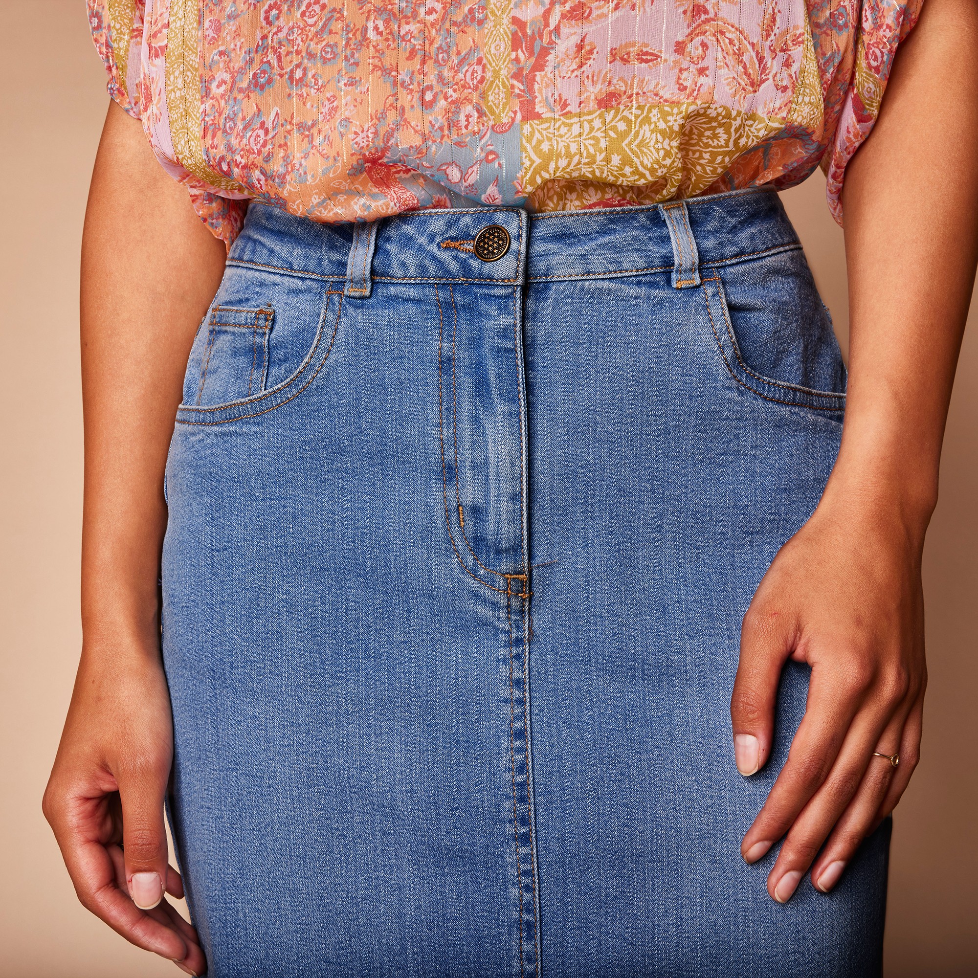 Blanche porte jupe en jean outlet