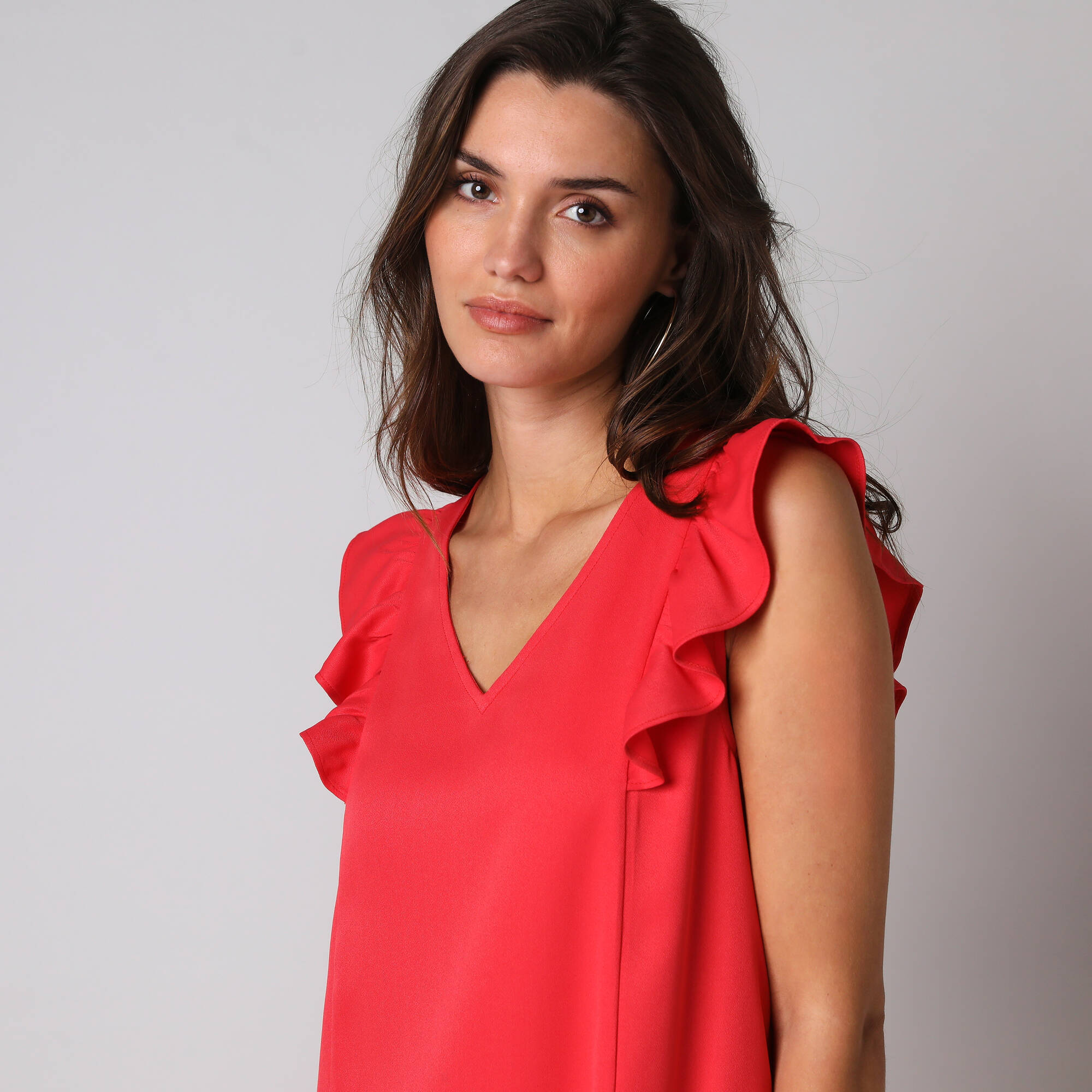 Robe courte col V unie, à mancherons volantés - Blancheporte