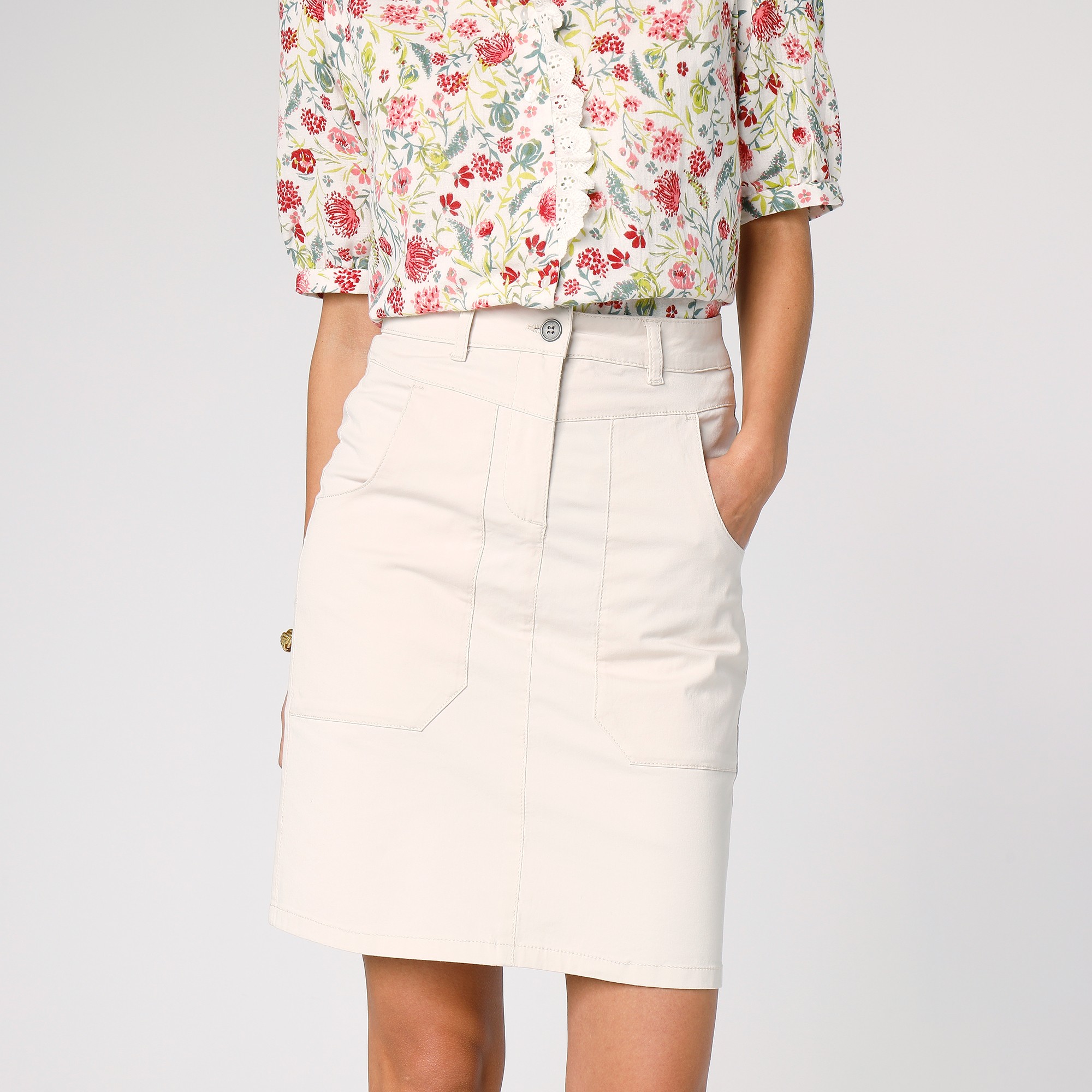 Blanche porte jupe courte sales