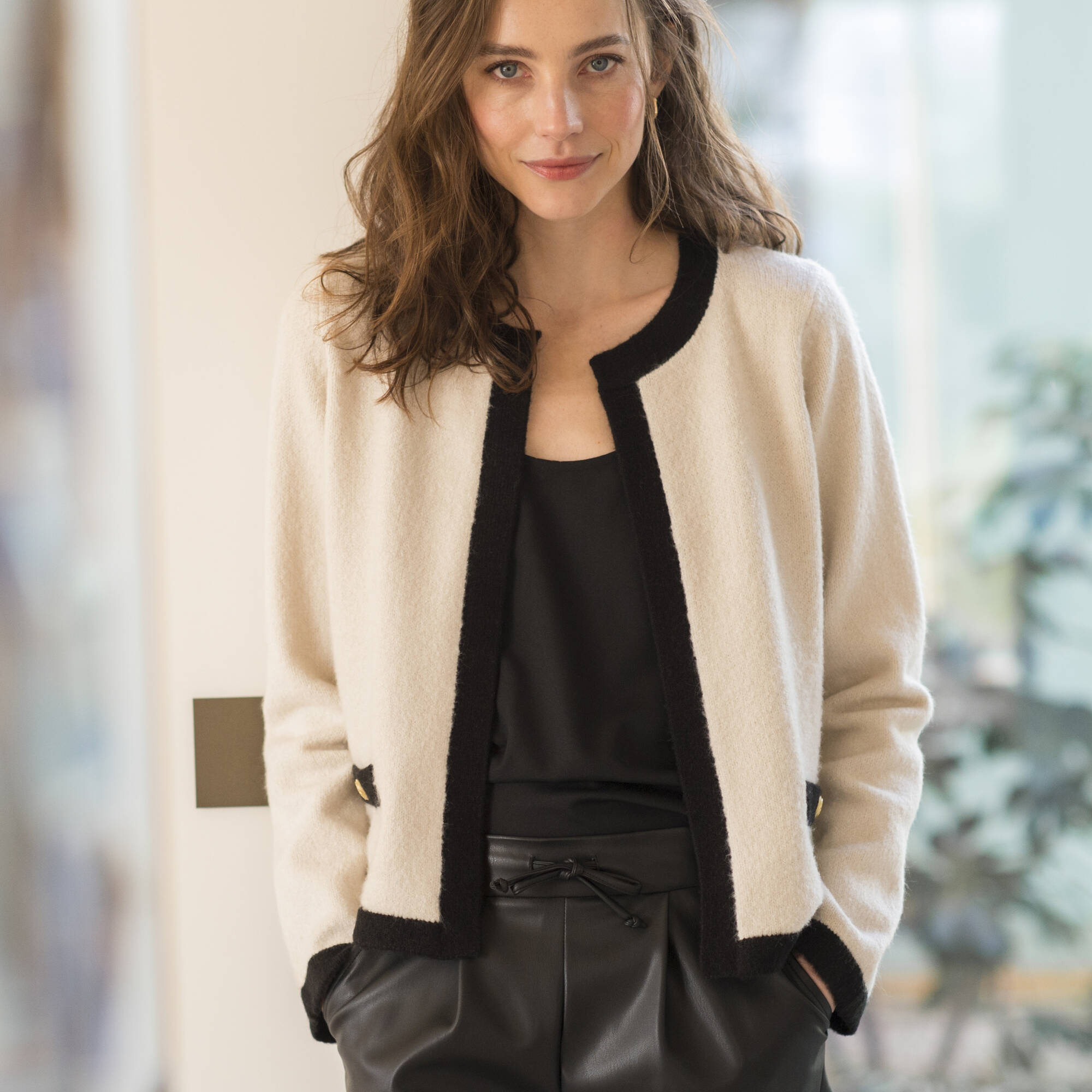 Cardigan bicolore esprit veste en maille jersey ecru noir Blancheporte