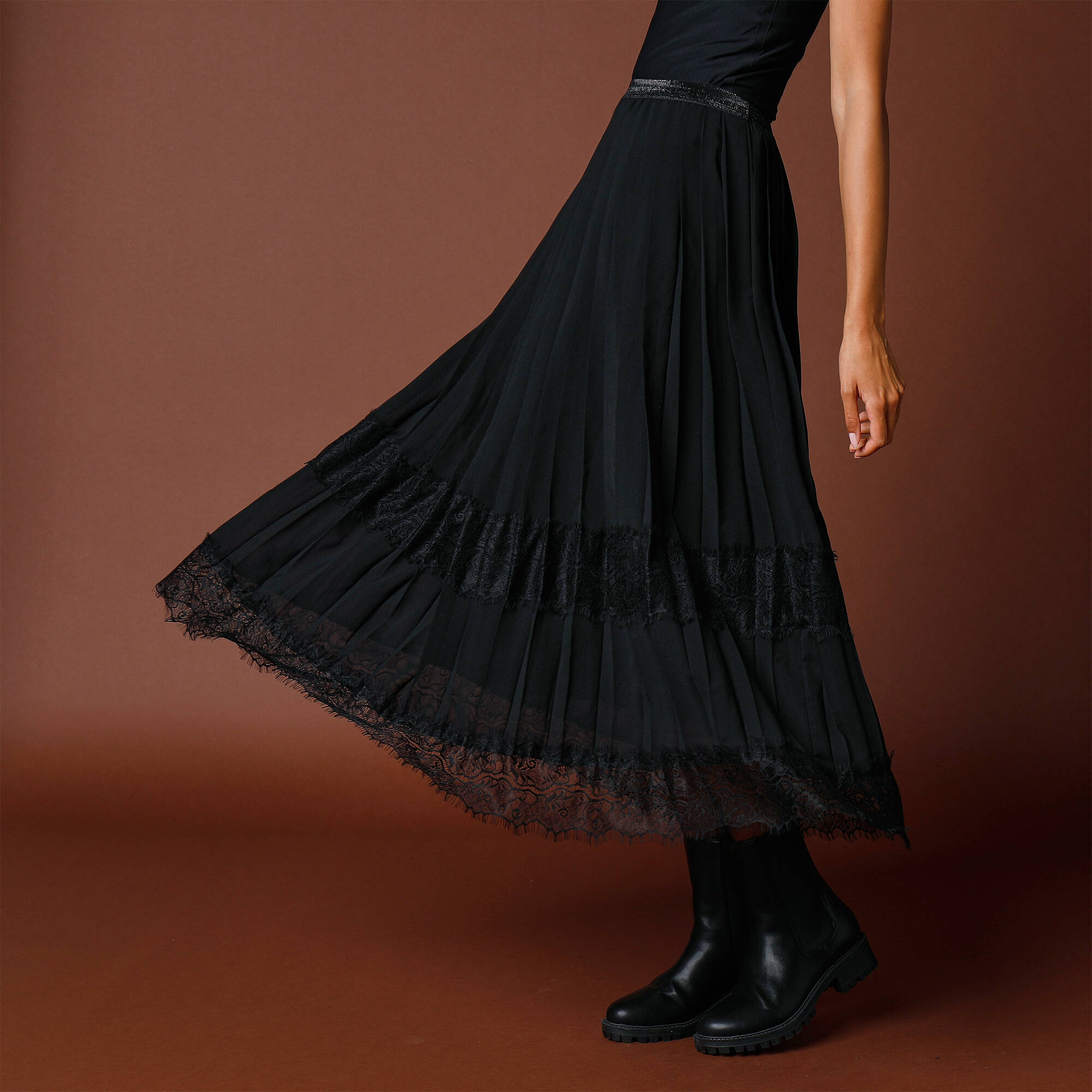 Jupe longue plissee bande de dentelle noir Blancheporte