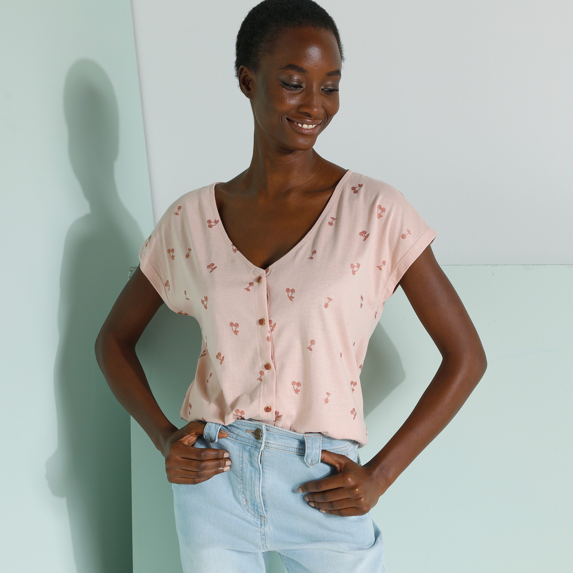 T-shirt Col V Boutonné Imprimé Cerises Dorées - Blancheporte