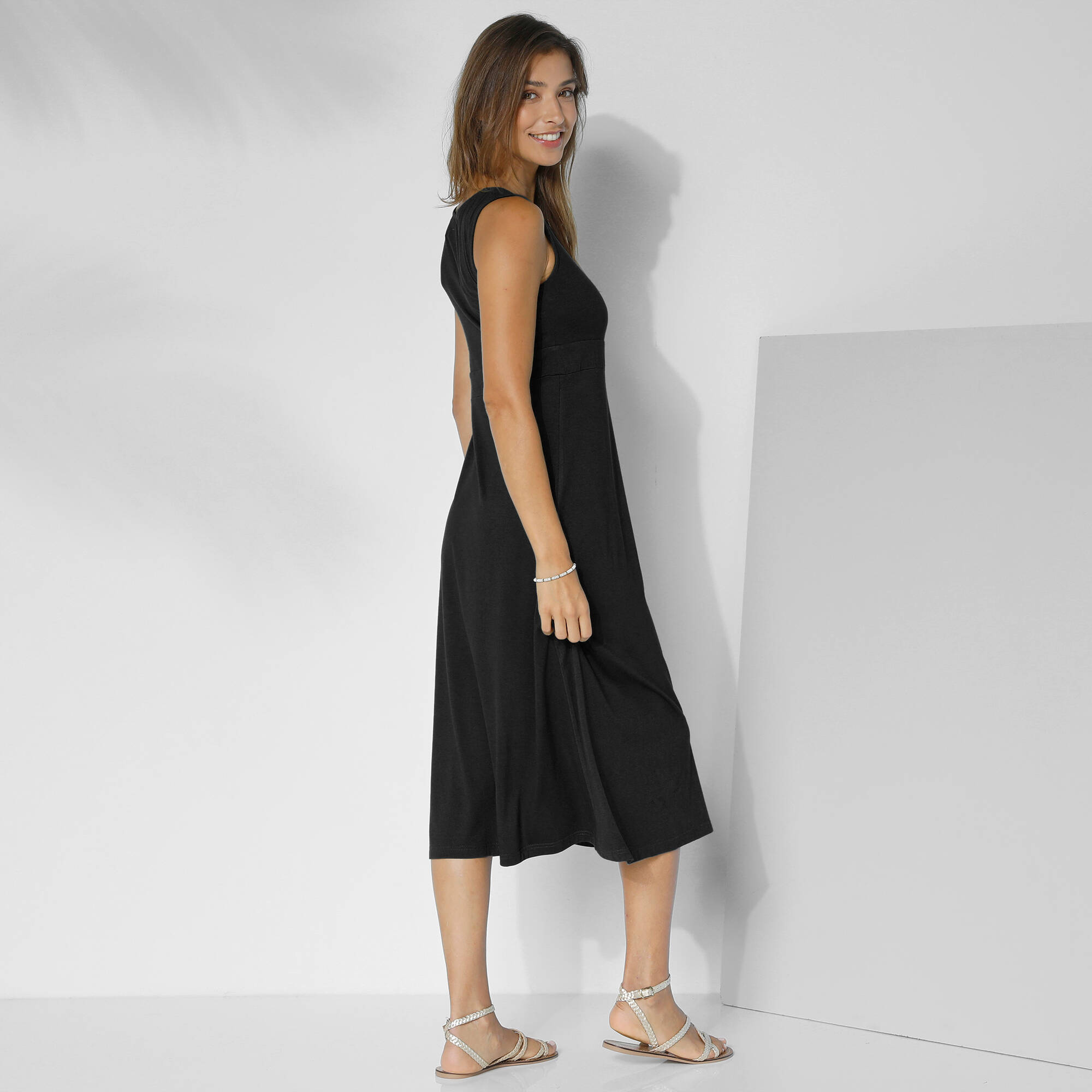 Robe noire blanche porte new arrivals