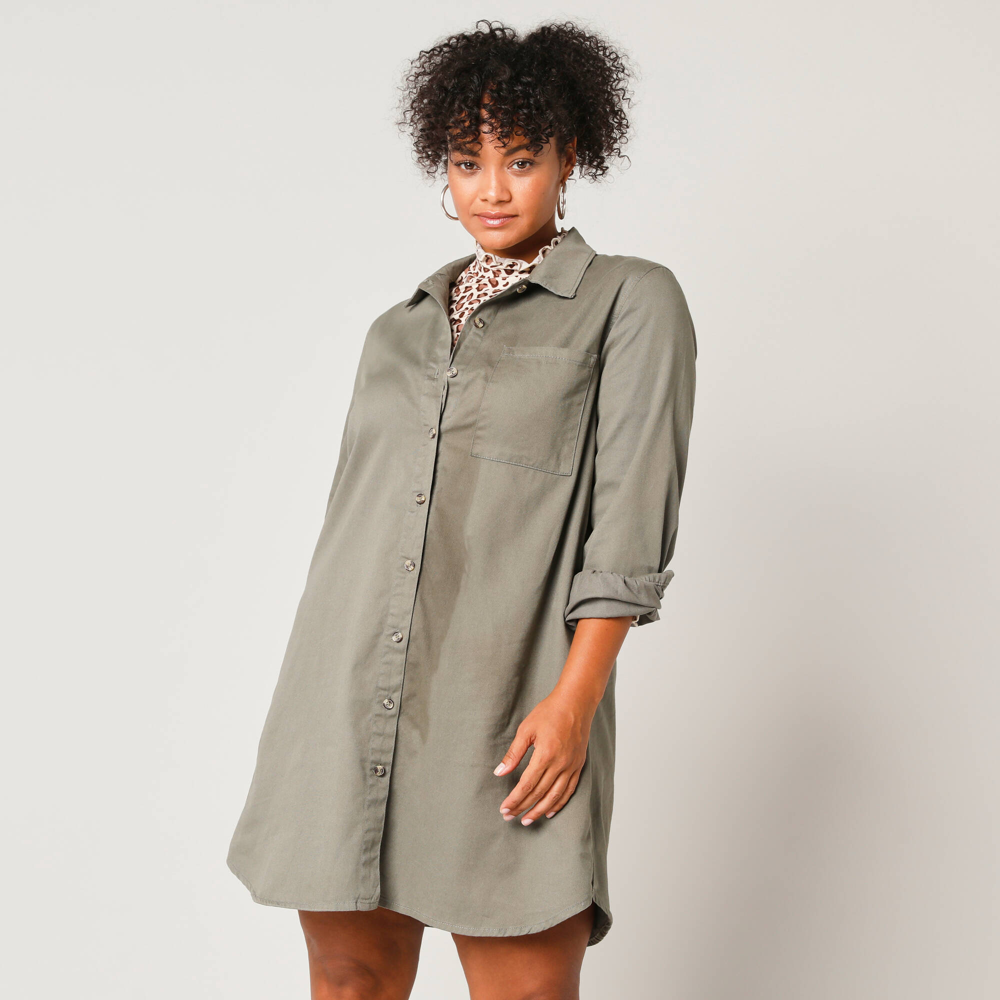 Blanche porte robe chemisier shop