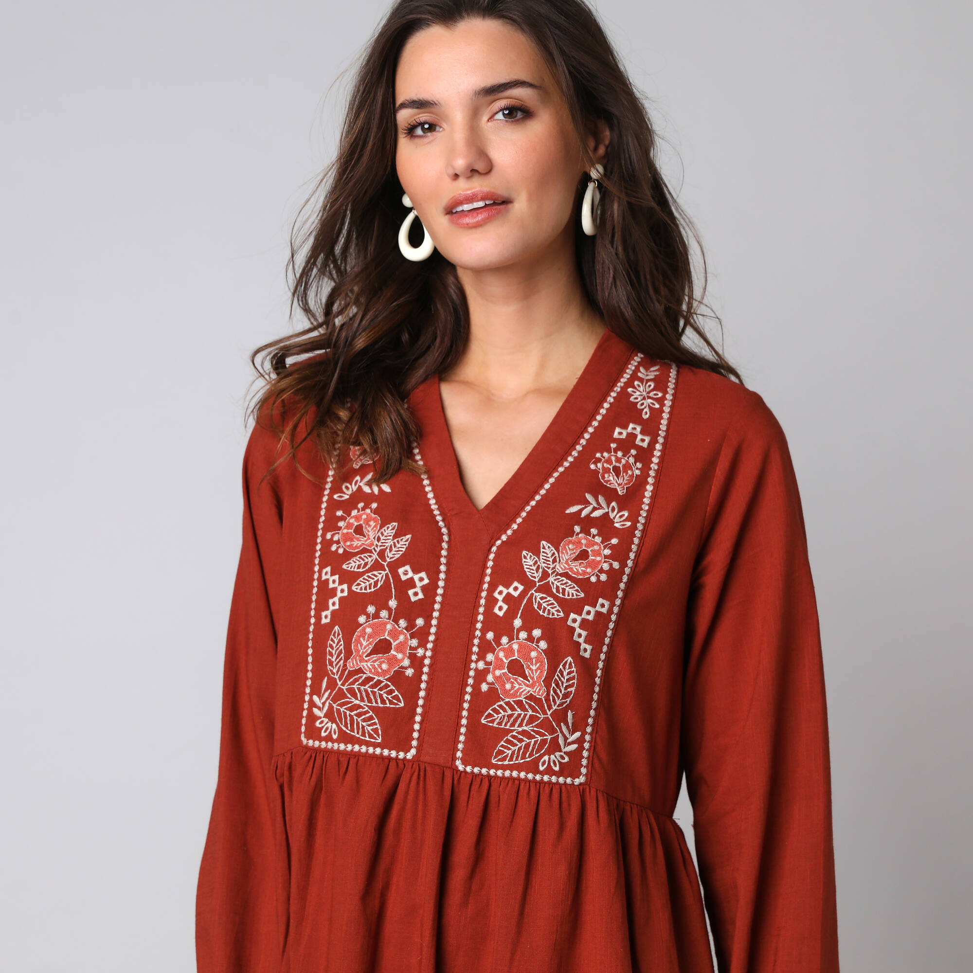Robe courte brodée unie en coton - Blancheporte