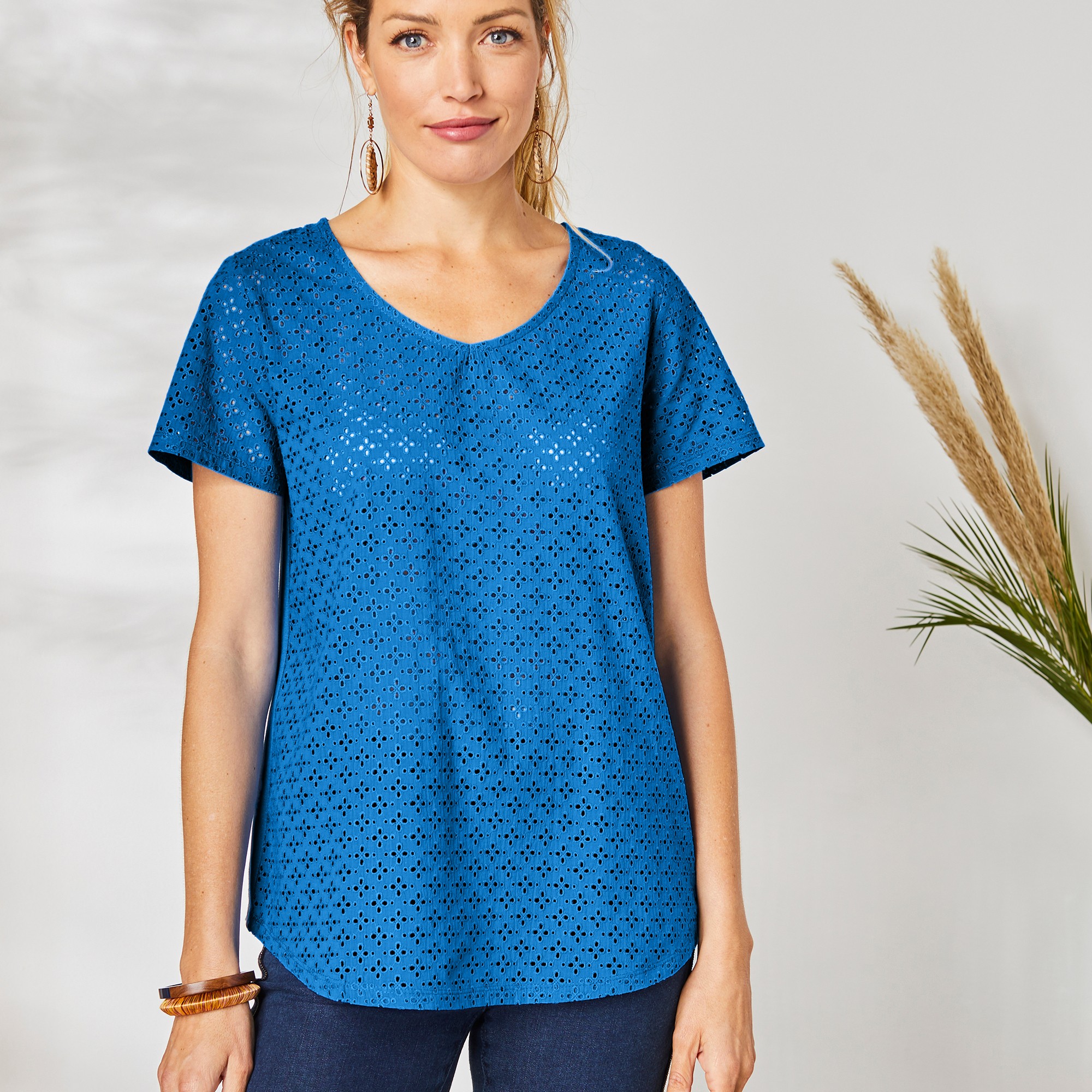 T-shirt Col V, Broderie Anglaise - Blancheporte