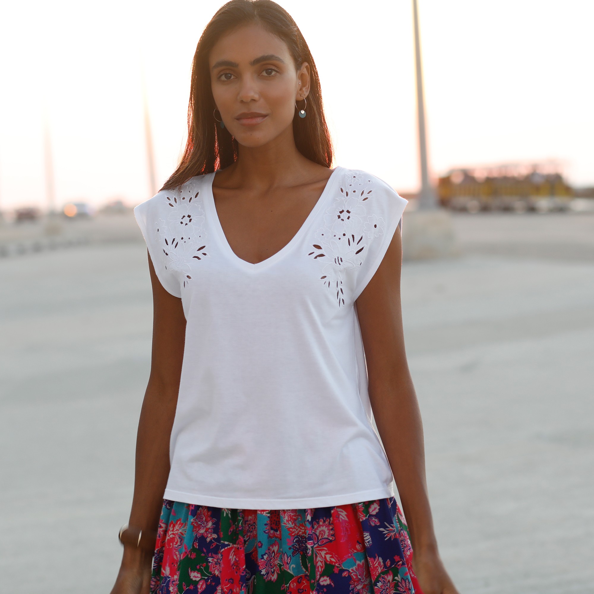 T-shirt Brodé Col V, Uni - Blancheporte