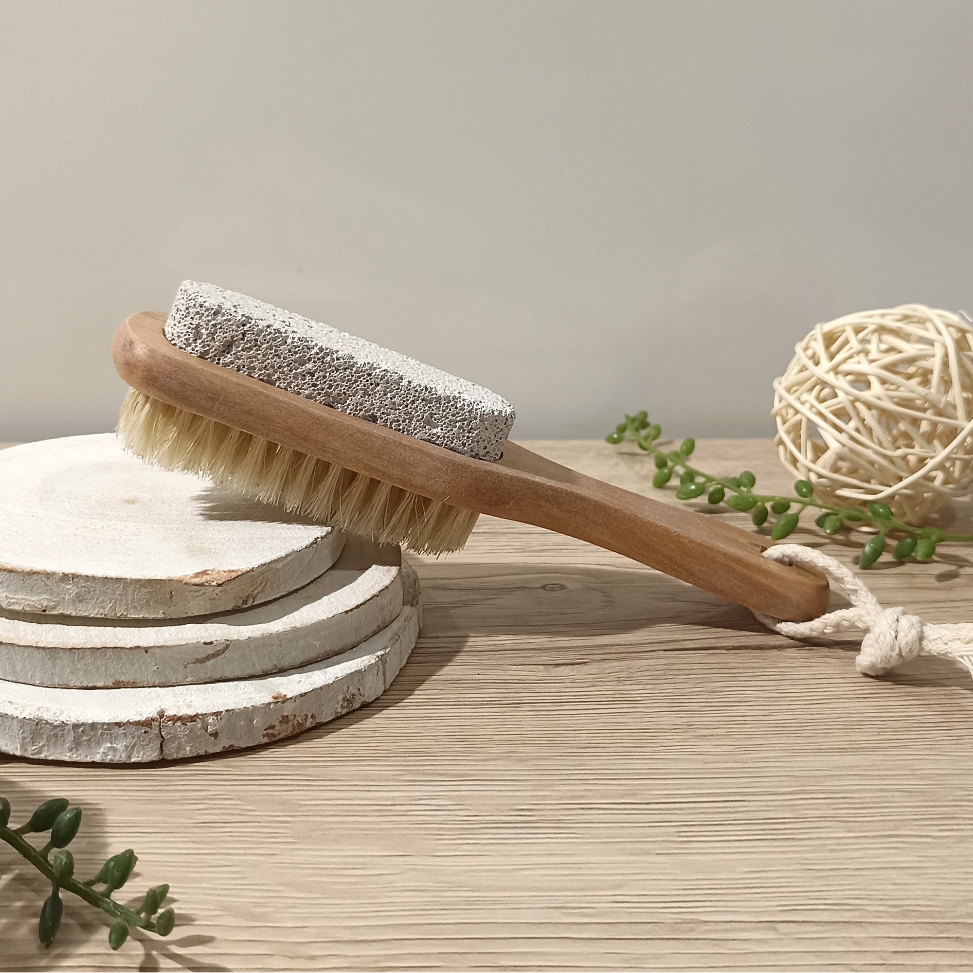 Brosse Pieds 2 En 1. Bois, Pierre Ponce Et Poils De Sanglier. - Blancheporte