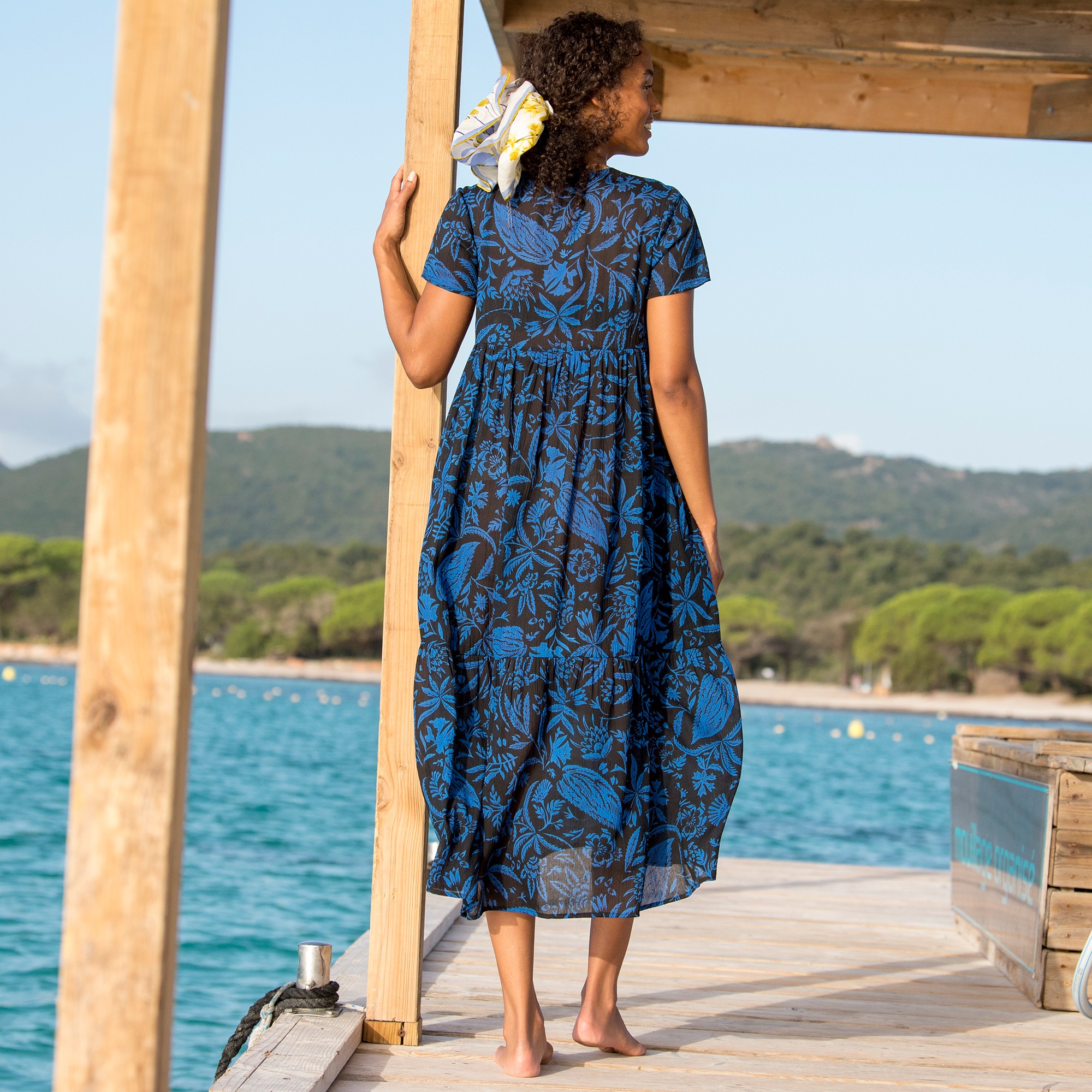 Blanche porte store robe de plage