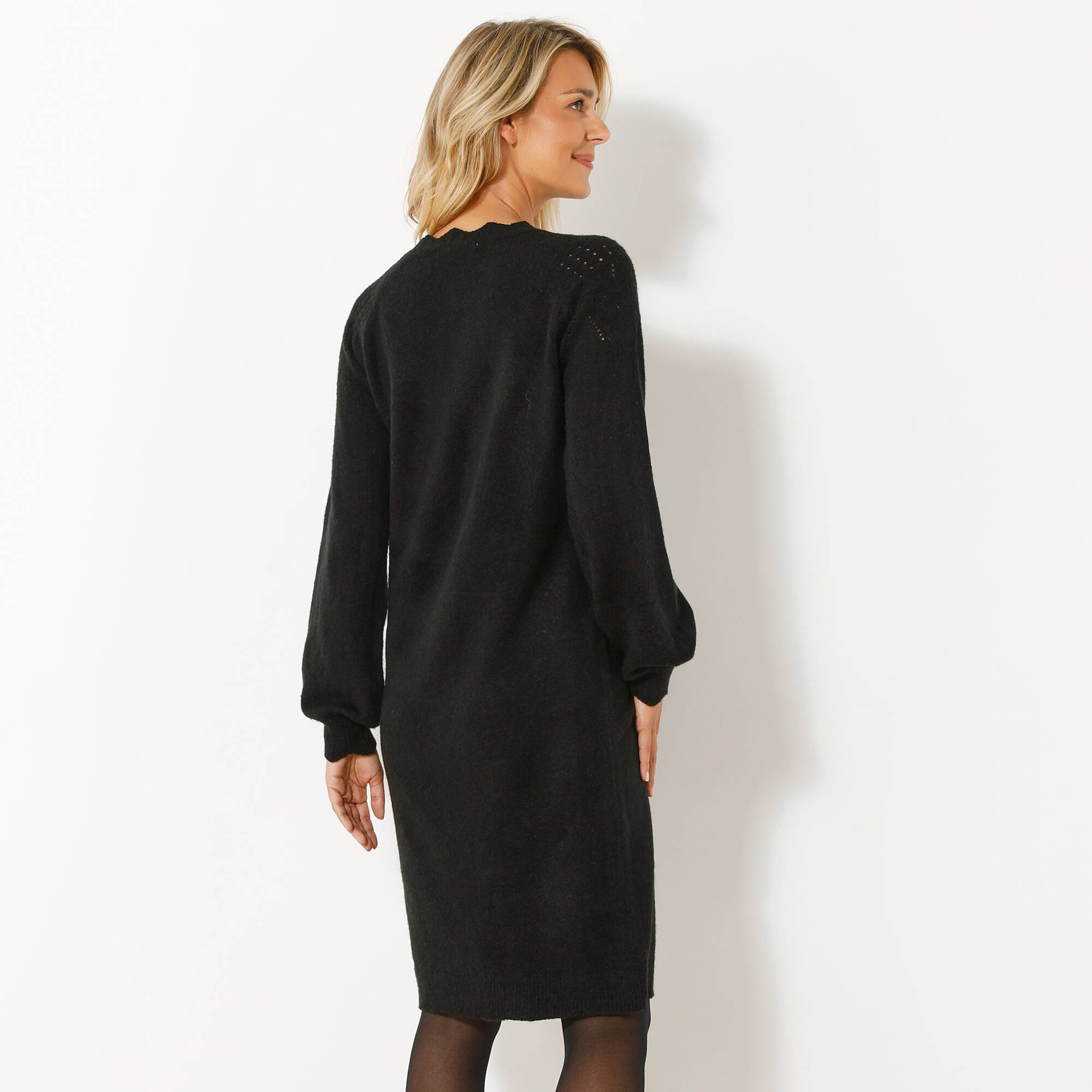 Blanche porte robe noire shop