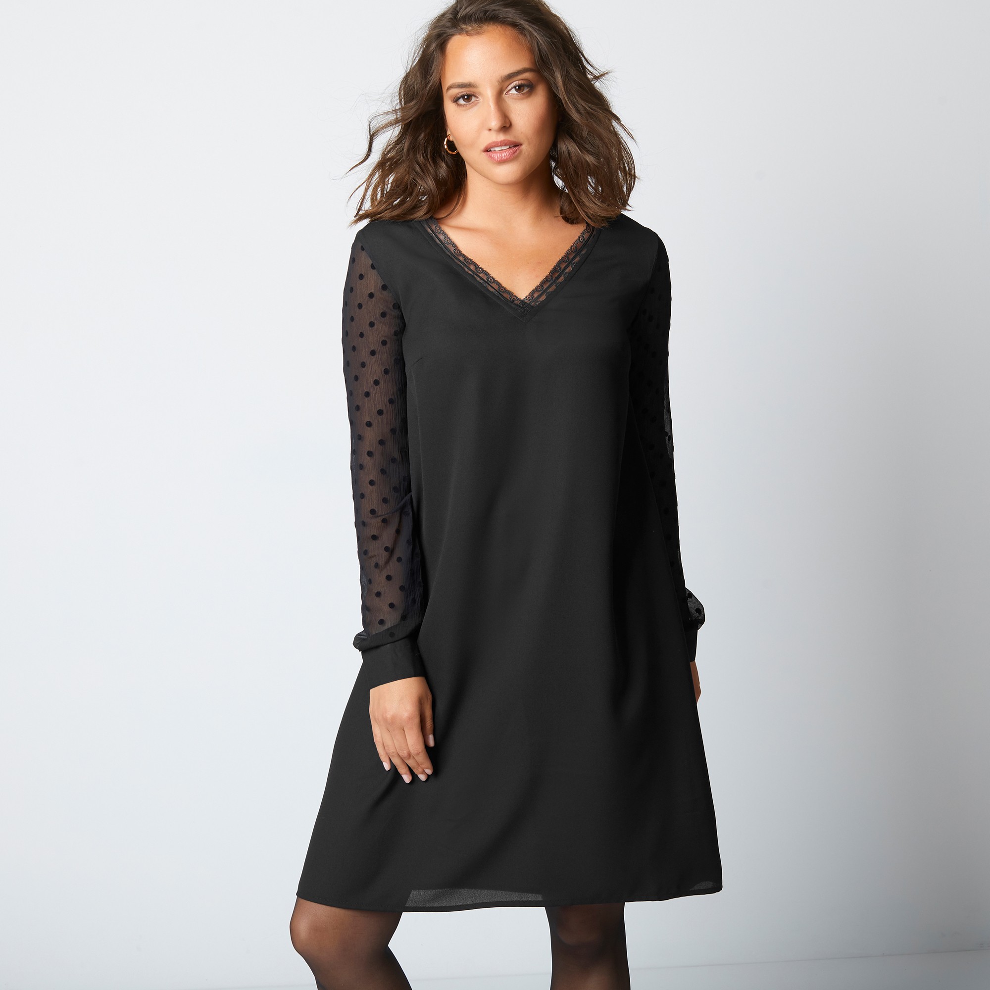 Blanche porte robe noire clearance
