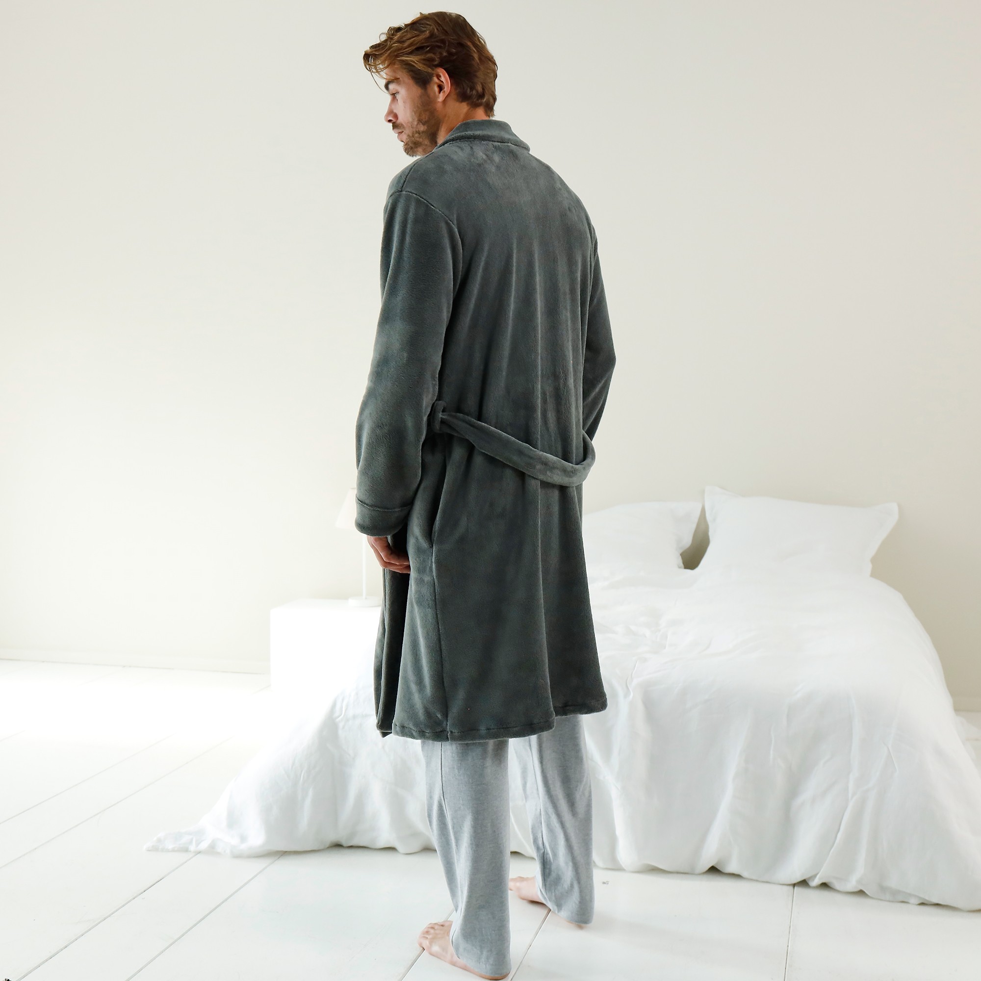 Robe de sales chambre blanche porte