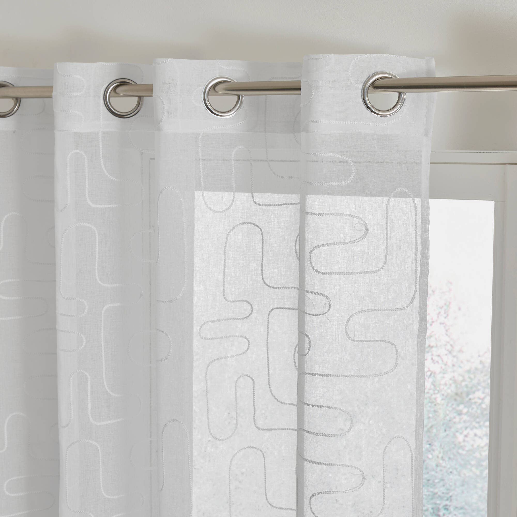 Voilage brodé motif graphique - finition oeillets - Blancheporte