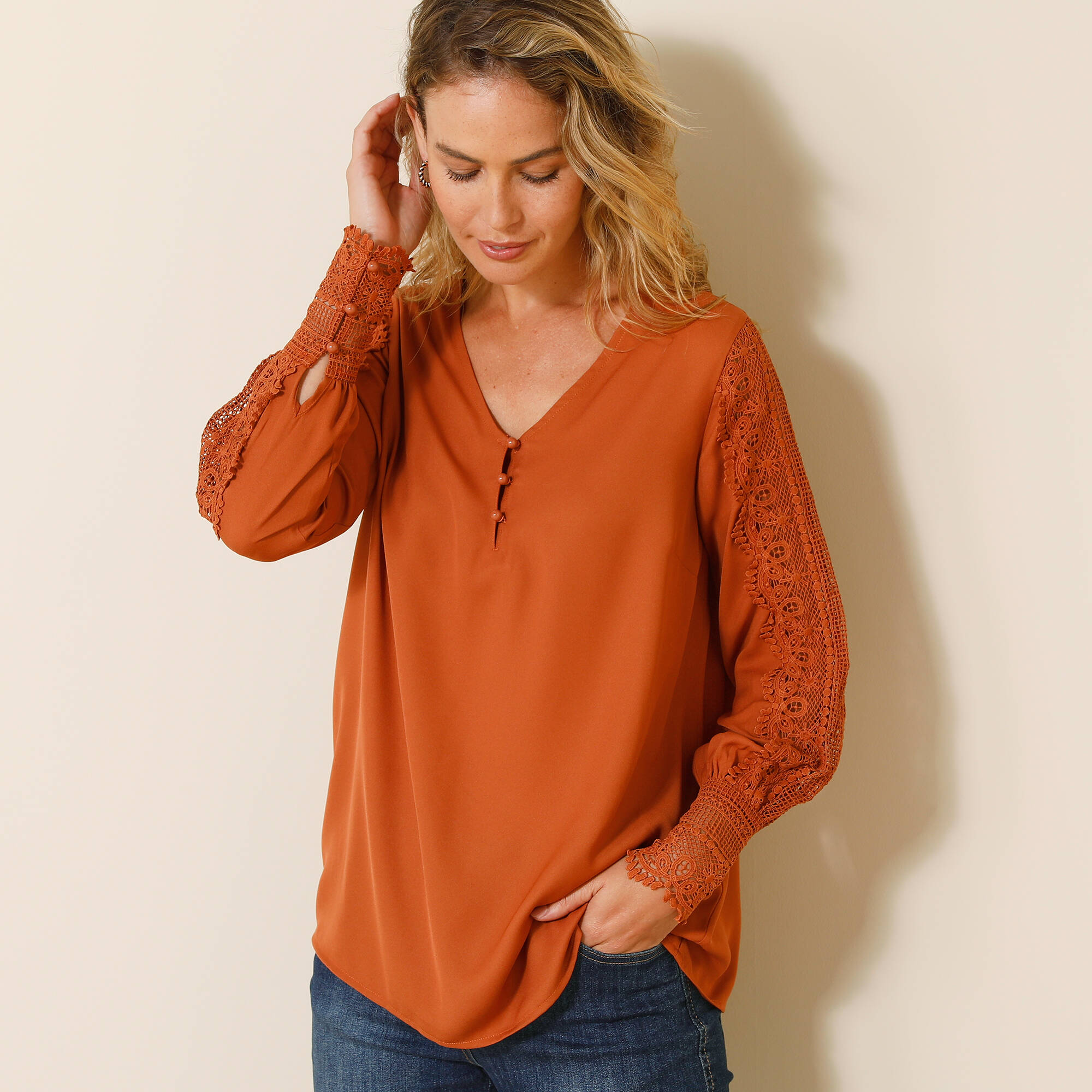 Blouse macram col V manches longues crpe fluide - Blancheporte 40$
